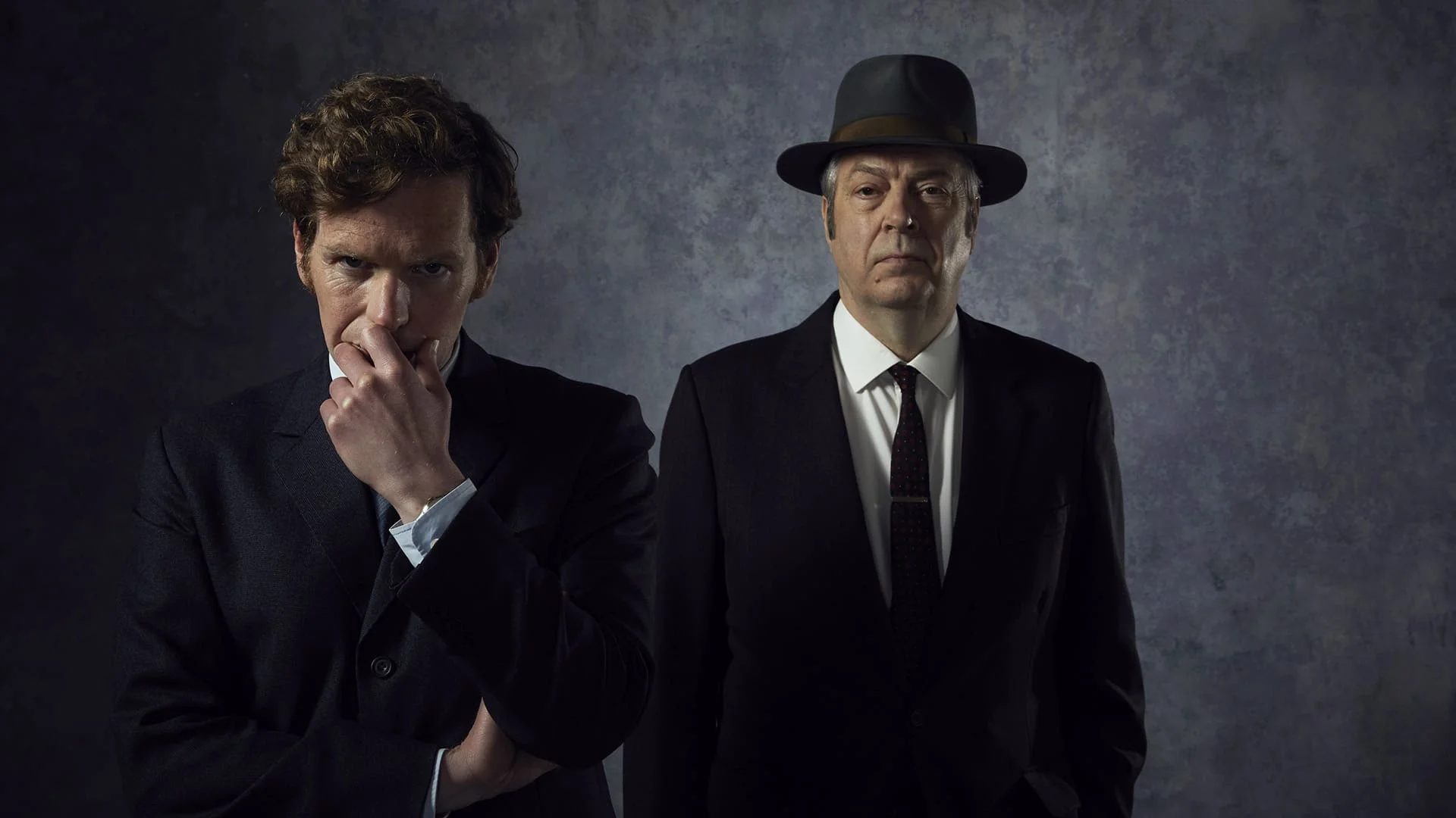 Links de jonge Inspector Morse en rechts Fred Thursday, beide kijken ze de camera in.